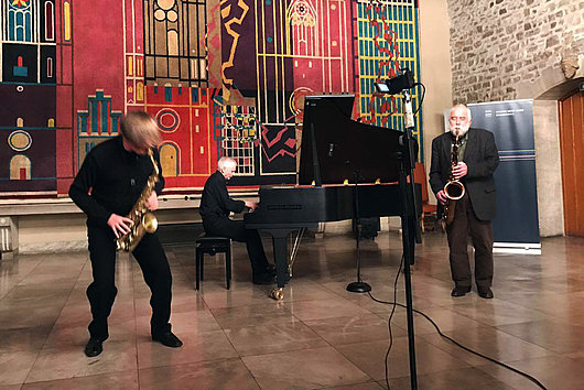 Peter Brötzmann (Tenor-Saxophon), Anto Pett (Piano) und Vlady Bystrov (Alt-Saxophon)
